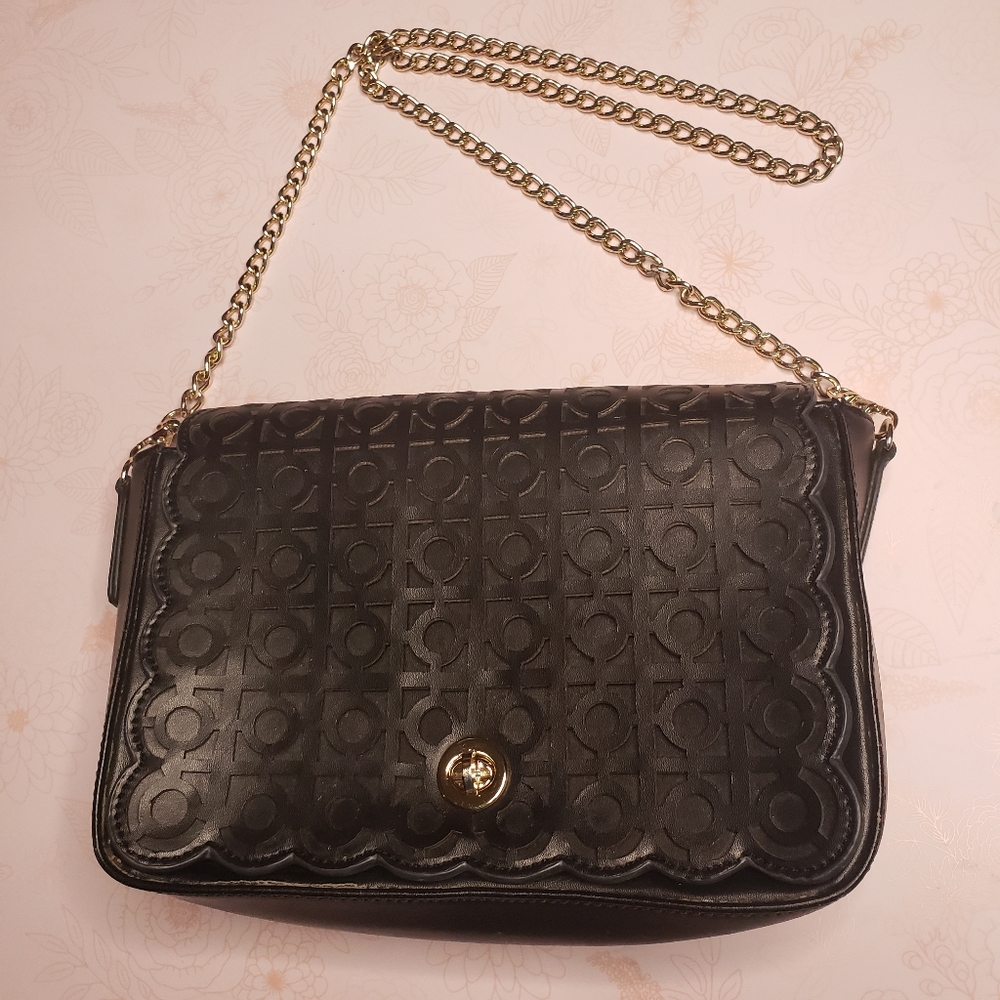 Heavy duty chain strap Circle inside a square detail on front flap scallop bag